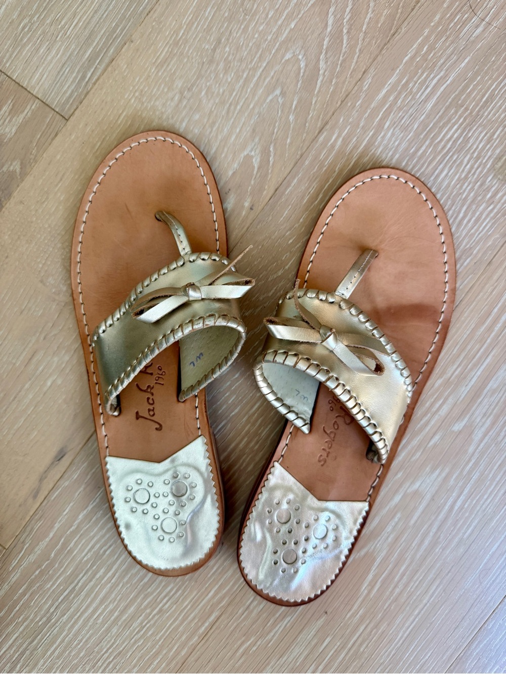 Jack Rogers Adeline Gold Whipstitched Leather Bow Thong Flat Sandals Size 7M